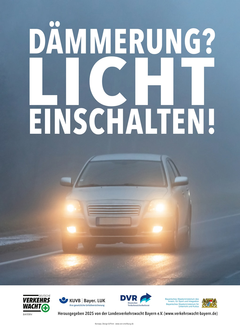 Ein Auto fährt in der Dämmerung mit eingeschaltetem Licht. Auf dem Plakat steht der Hinweis: "Dämmerung? Licht einschalten!"