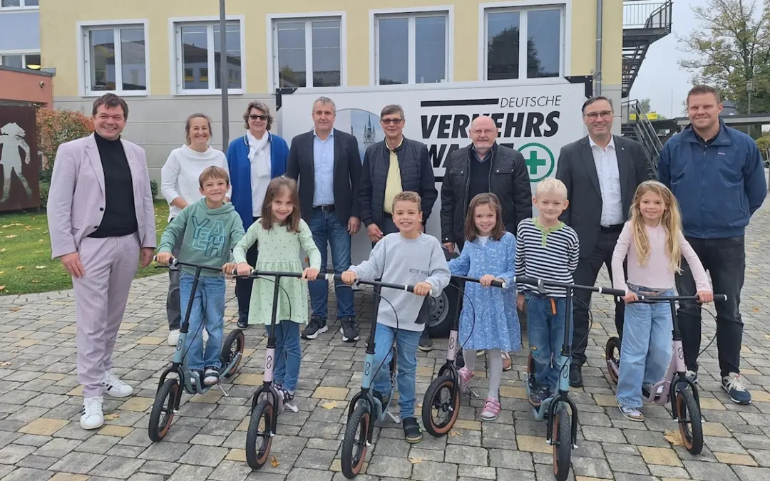 KVW SR übergibt an die Grundschulen Parkstetten und Kirchroth sechs „Scooter“ für die Verkehrserziehung