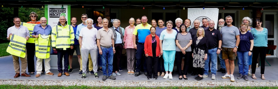 Gruppenfoto der Verkehrswacht mit Verkehrshelferinnen und Verkehrshelfern vor dem Clubheim des MSC bei einer gemeinsamen Veranstaltung.