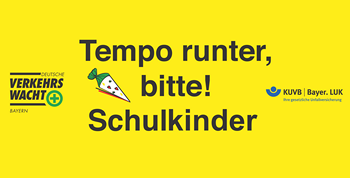 Gelbes Verkehrssicherheitsplakat der Deutschen Verkehrswacht Bayern mit dem Hinweis ‚Tempo runter, bitte! Schulkinder‘ und einer Schultüte als Grafik. Appell an Autofahrer, in Bereichen mit Schulkindern langsamer zu fahren.